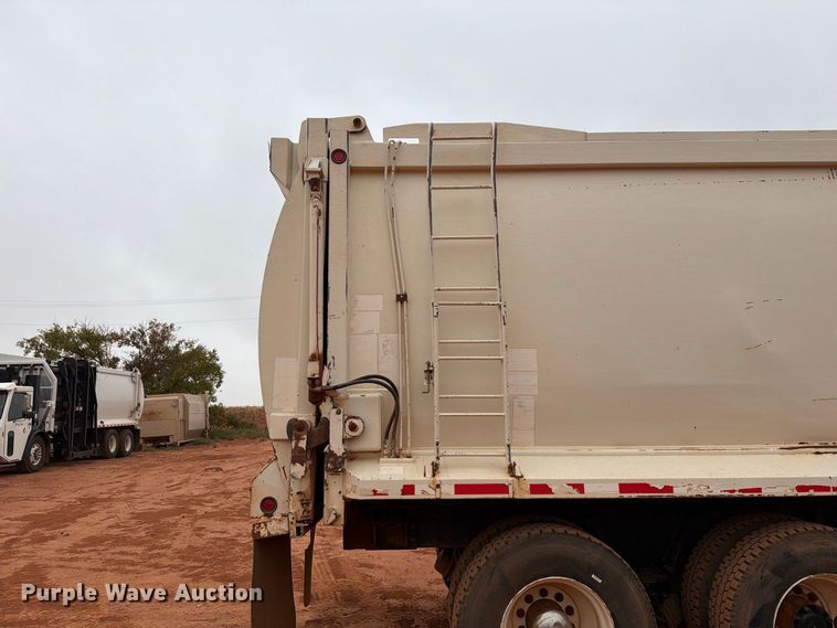 image for item EW8935 2015 Peterbilt 320 refuse truck