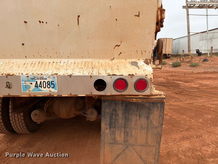 image for item EW8935 2015 Peterbilt 320 refuse truck