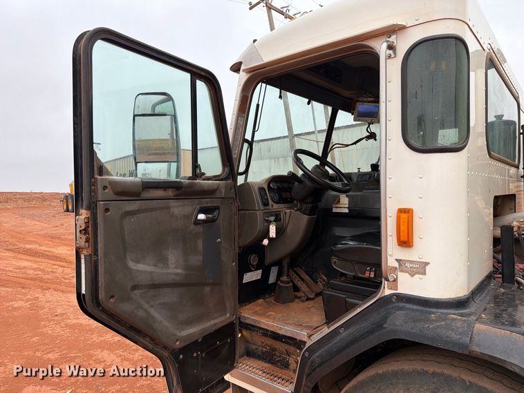 image for item EW8935 2015 Peterbilt 320 refuse truck