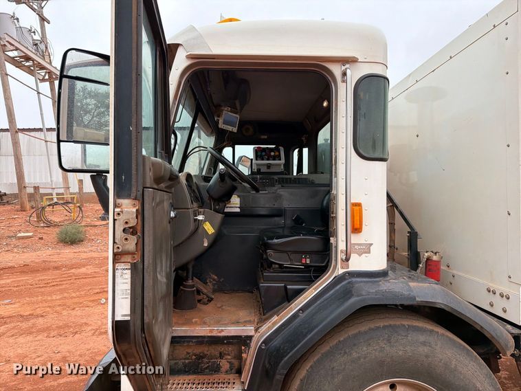 image for item EW8935 2015 Peterbilt 320 refuse truck