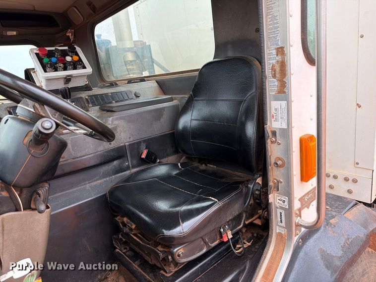 image for item EW8935 2015 Peterbilt 320 refuse truck