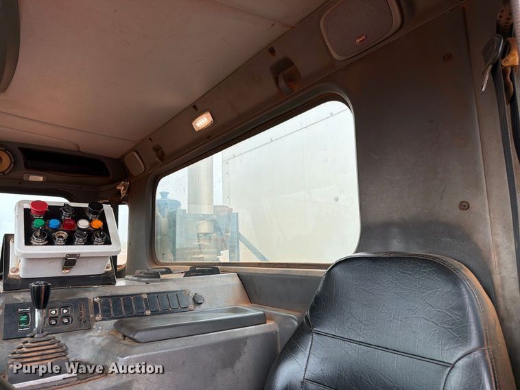 image for item EW8935 2015 Peterbilt 320 refuse truck