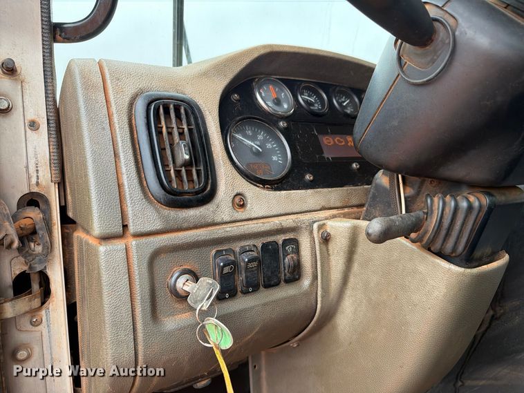 image for item EW8935 2015 Peterbilt 320 refuse truck