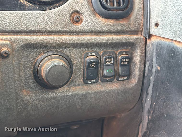 image for item EW8935 2015 Peterbilt 320 refuse truck
