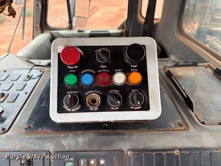 image for item EW8935 2015 Peterbilt 320 refuse truck