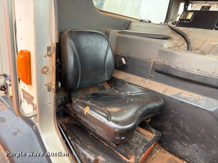 image for item EW8935 2015 Peterbilt 320 refuse truck