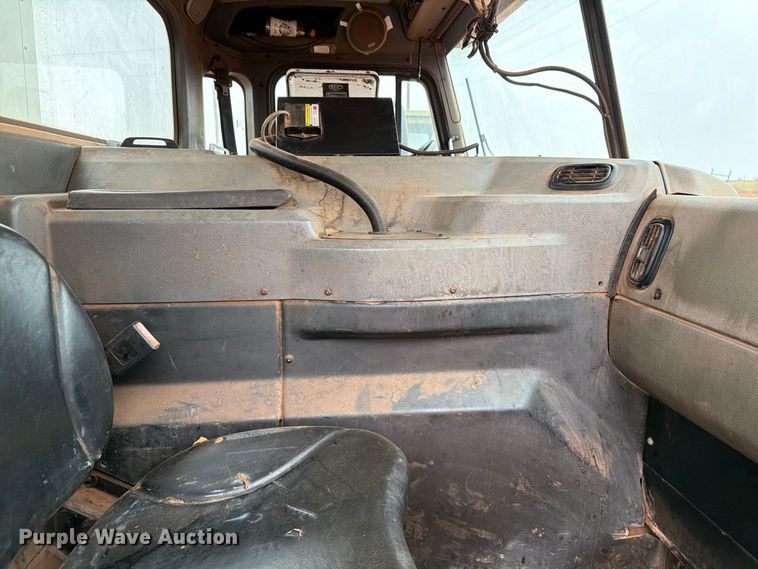 image for item EW8935 2015 Peterbilt 320 refuse truck