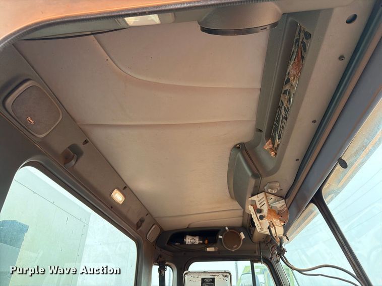 image for item EW8935 2015 Peterbilt 320 refuse truck