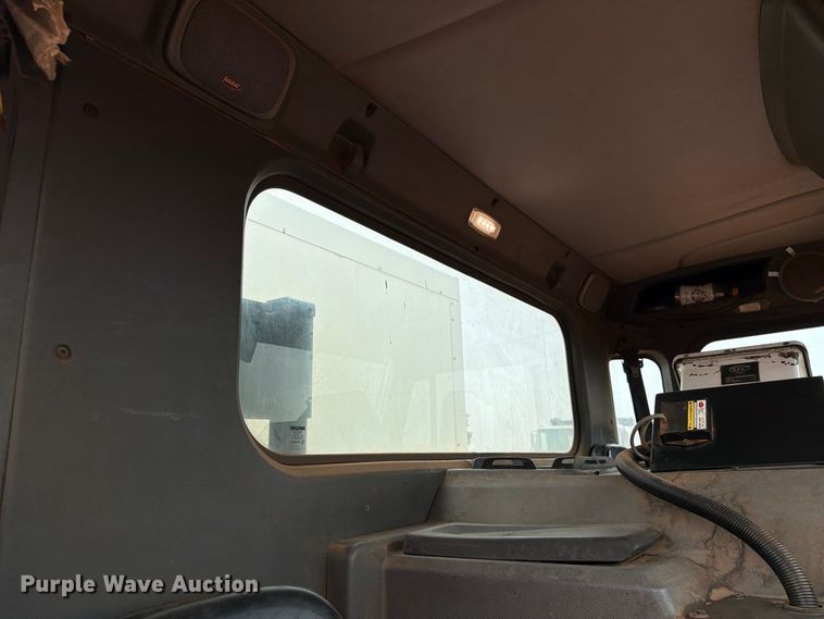 image for item EW8935 2015 Peterbilt 320 refuse truck