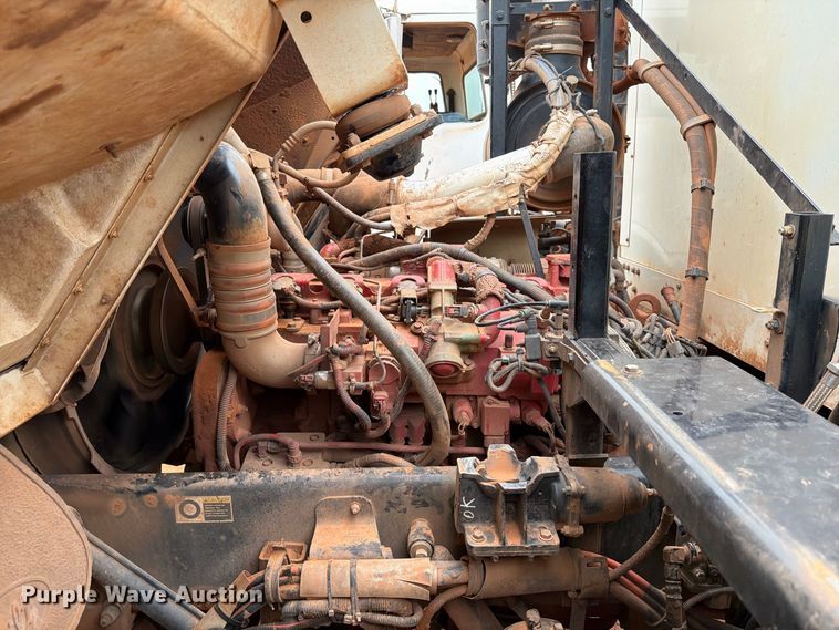 image for item EW8935 2015 Peterbilt 320 refuse truck