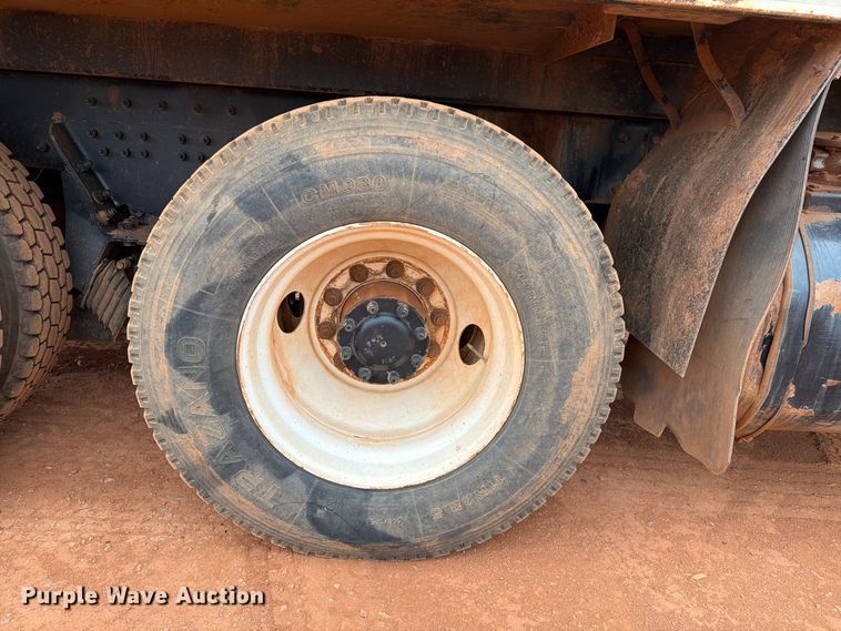 image for item EW8935 2015 Peterbilt 320 refuse truck
