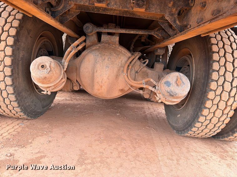 image for item EW8935 2015 Peterbilt 320 refuse truck