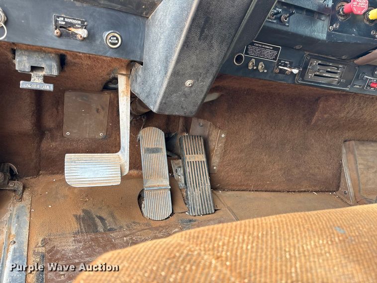 image for item EX0041 1993 International 9300 dump truck