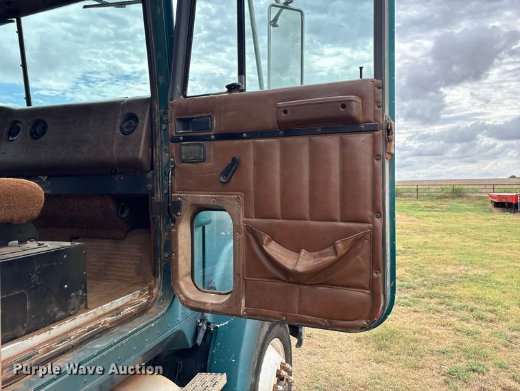 image for item EX0041 1993 International 9300 dump truck