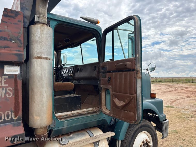 image for item EX0041 1993 International 9300 dump truck