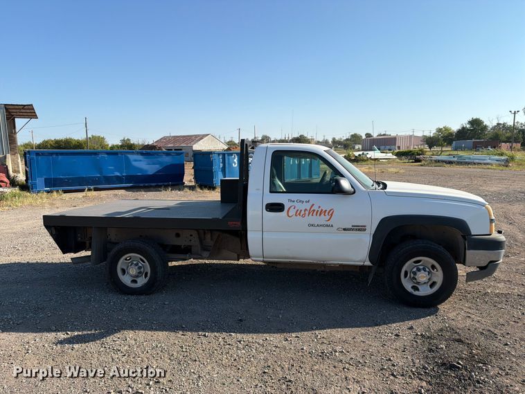 image for item EX4241 2003 Chevrolet Silverado 2500 flatbed pickup truck