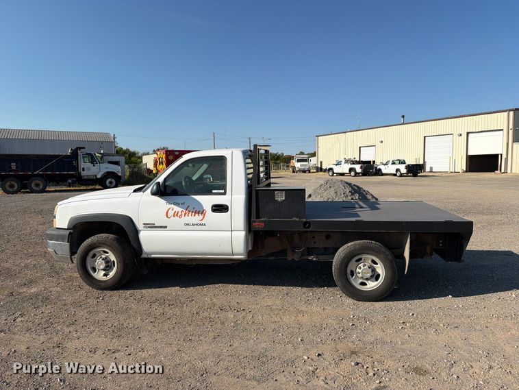 image for item EX4241 2003 Chevrolet Silverado 2500 flatbed pickup truck