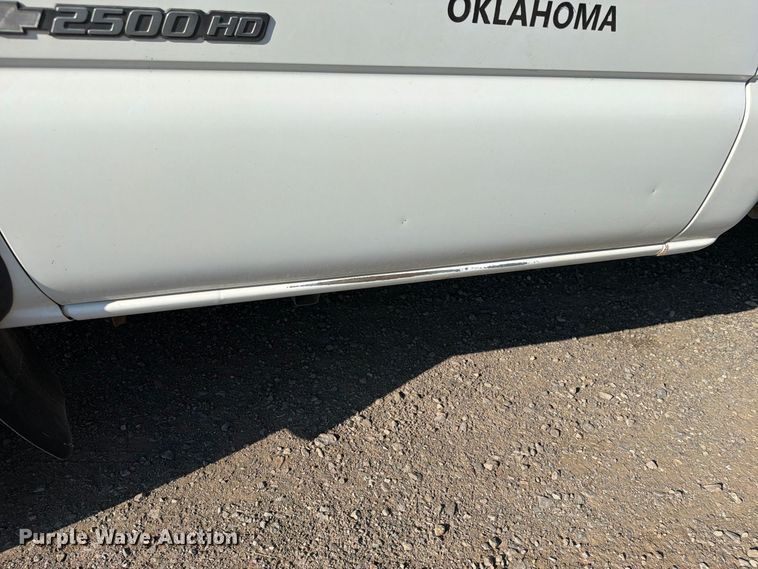 image for item EX4241 2003 Chevrolet Silverado 2500 flatbed pickup truck