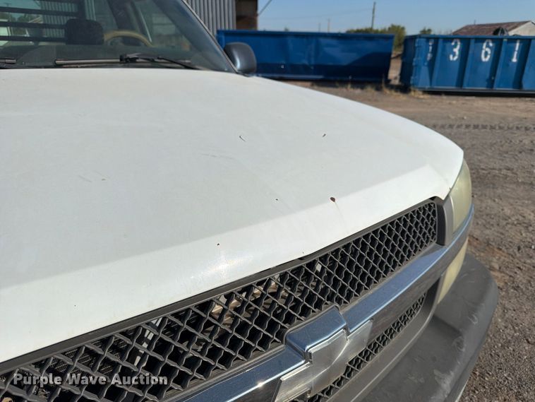 image for item EX4241 2003 Chevrolet Silverado 2500 flatbed pickup truck