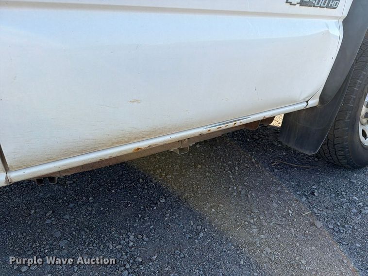 image for item EX4241 2003 Chevrolet Silverado 2500 flatbed pickup truck