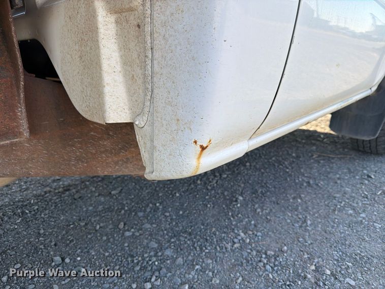 image for item EX4241 2003 Chevrolet Silverado 2500 flatbed pickup truck