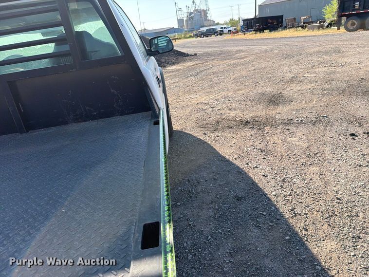 image for item EX4241 2003 Chevrolet Silverado 2500 flatbed pickup truck