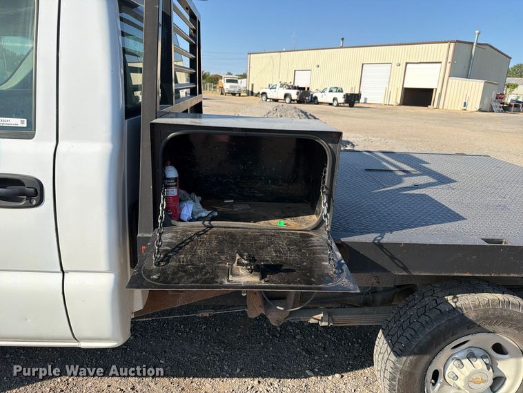 image for item EX4241 2003 Chevrolet Silverado 2500 flatbed pickup truck