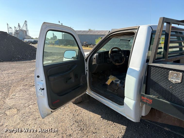 image for item EX4241 2003 Chevrolet Silverado 2500 flatbed pickup truck
