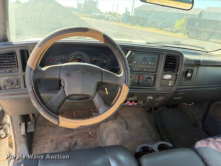 image for item EX4241 2003 Chevrolet Silverado 2500 flatbed pickup truck