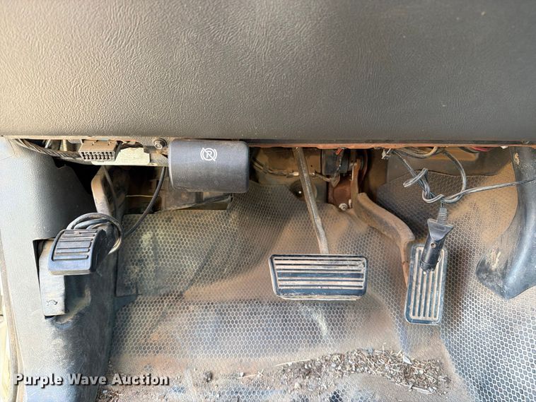 image for item EX4241 2003 Chevrolet Silverado 2500 flatbed pickup truck