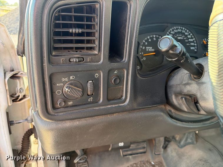 image for item EX4241 2003 Chevrolet Silverado 2500 flatbed pickup truck