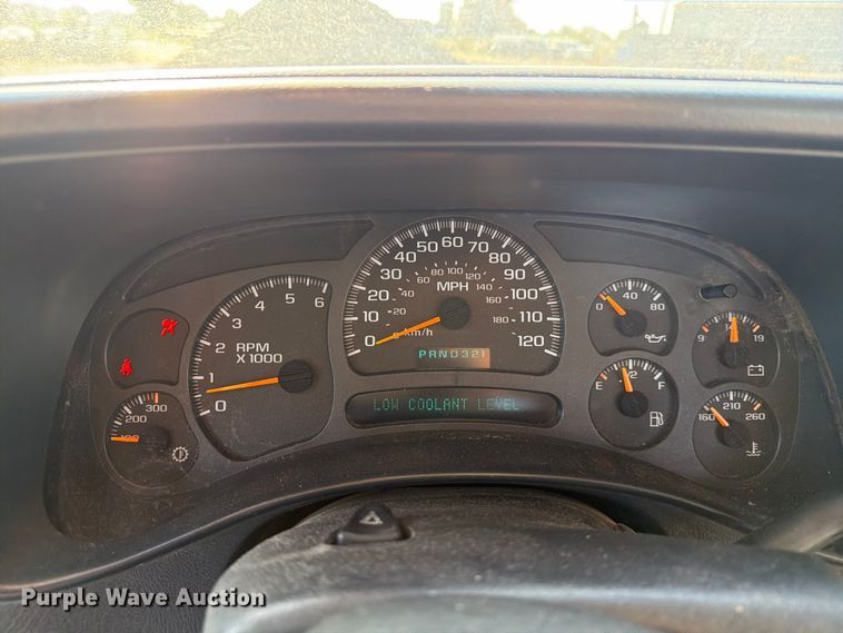 image for item EX4241 2003 Chevrolet Silverado 2500 flatbed pickup truck