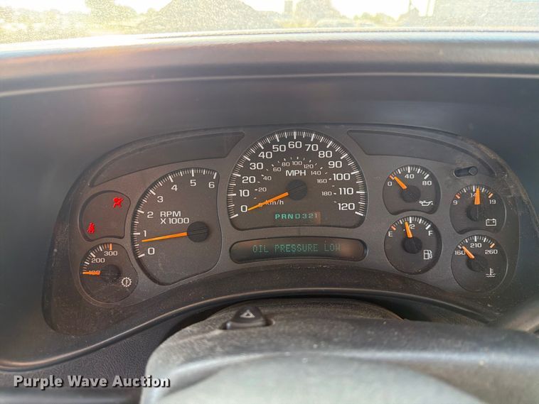 image for item EX4241 2003 Chevrolet Silverado 2500 flatbed pickup truck