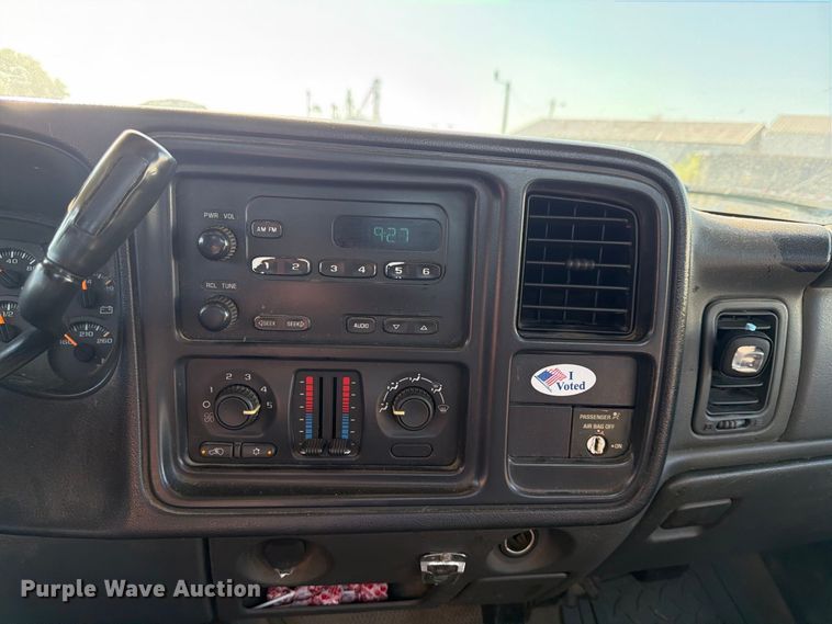 image for item EX4241 2003 Chevrolet Silverado 2500 flatbed pickup truck