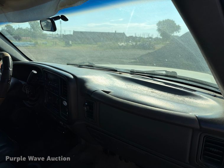 image for item EX4241 2003 Chevrolet Silverado 2500 flatbed pickup truck