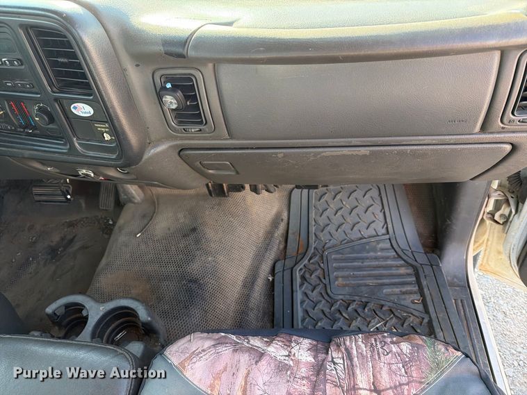 image for item EX4241 2003 Chevrolet Silverado 2500 flatbed pickup truck