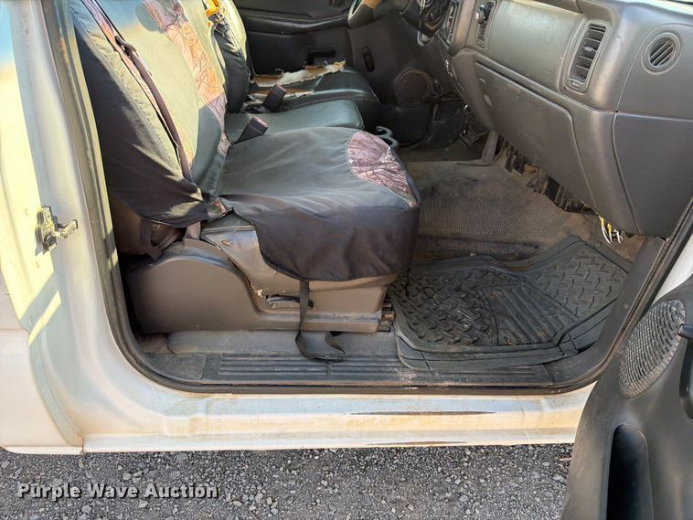 image for item EX4241 2003 Chevrolet Silverado 2500 flatbed pickup truck