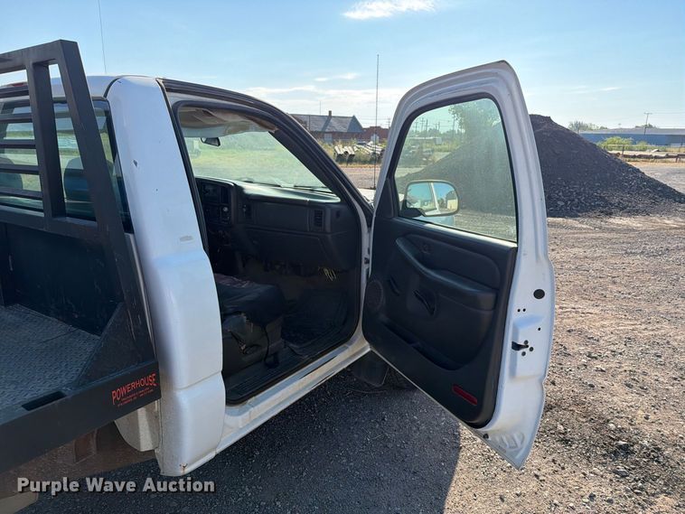 image for item EX4241 2003 Chevrolet Silverado 2500 flatbed pickup truck