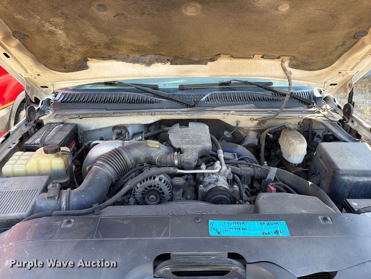 image for item EX4241 2003 Chevrolet Silverado 2500 flatbed pickup truck