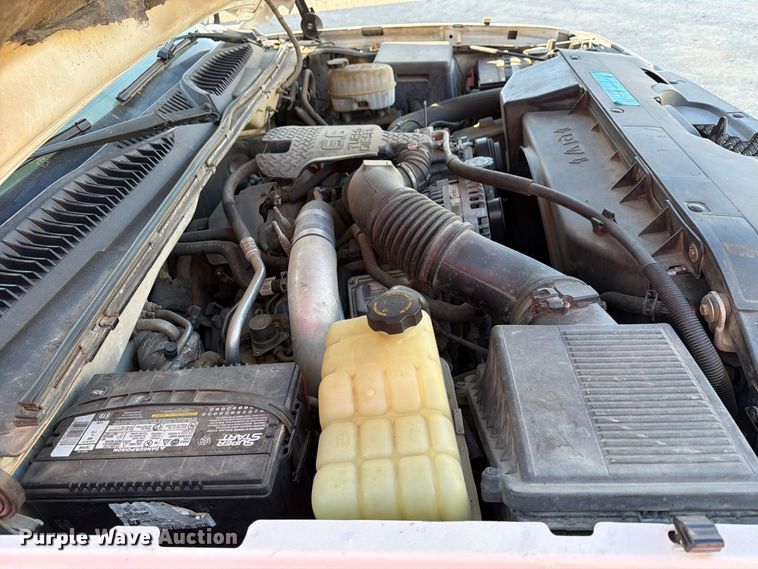 image for item EX4241 2003 Chevrolet Silverado 2500 flatbed pickup truck