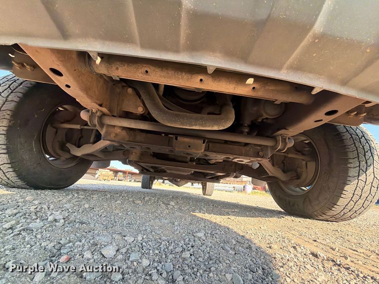 image for item EX4241 2003 Chevrolet Silverado 2500 flatbed pickup truck