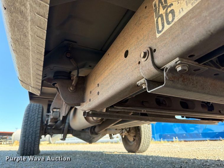 image for item EX4241 2003 Chevrolet Silverado 2500 flatbed pickup truck