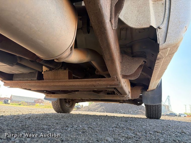 image for item EX4241 2003 Chevrolet Silverado 2500 flatbed pickup truck