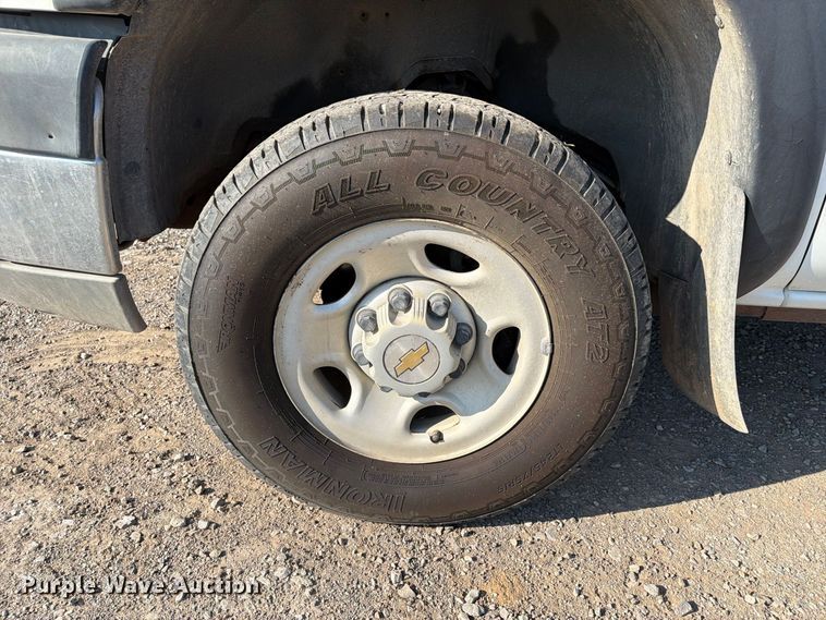image for item EX4241 2003 Chevrolet Silverado 2500 flatbed pickup truck