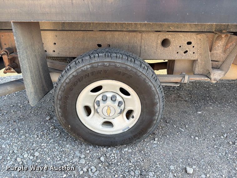image for item EX4241 2003 Chevrolet Silverado 2500 flatbed pickup truck