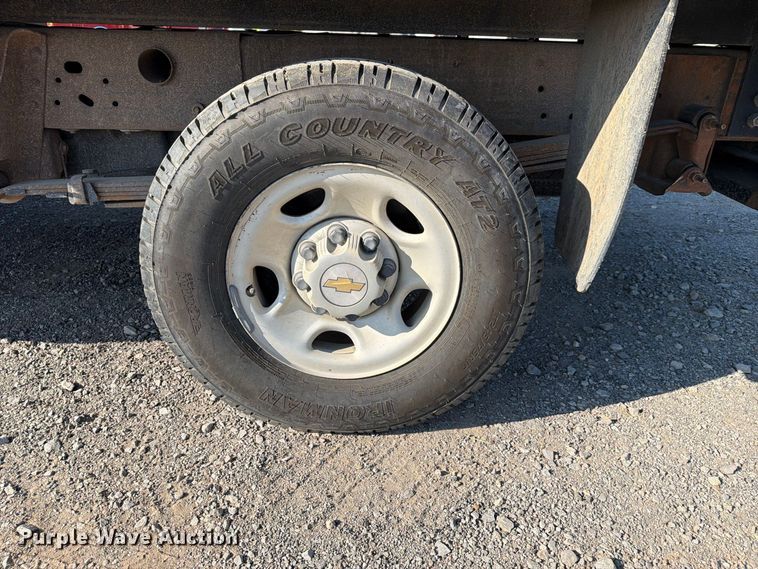 image for item EX4241 2003 Chevrolet Silverado 2500 flatbed pickup truck
