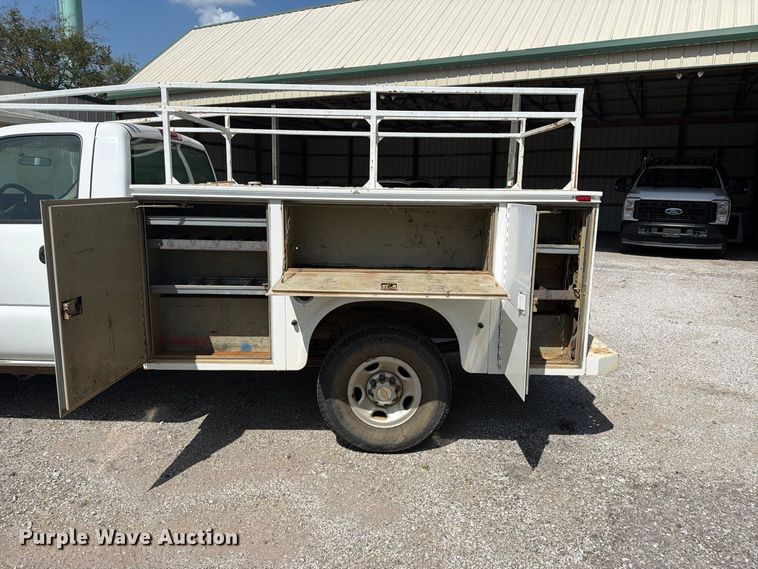 image for item EX4282 2004 Chevrolet Silverado 2500HD utility bed pickup truck