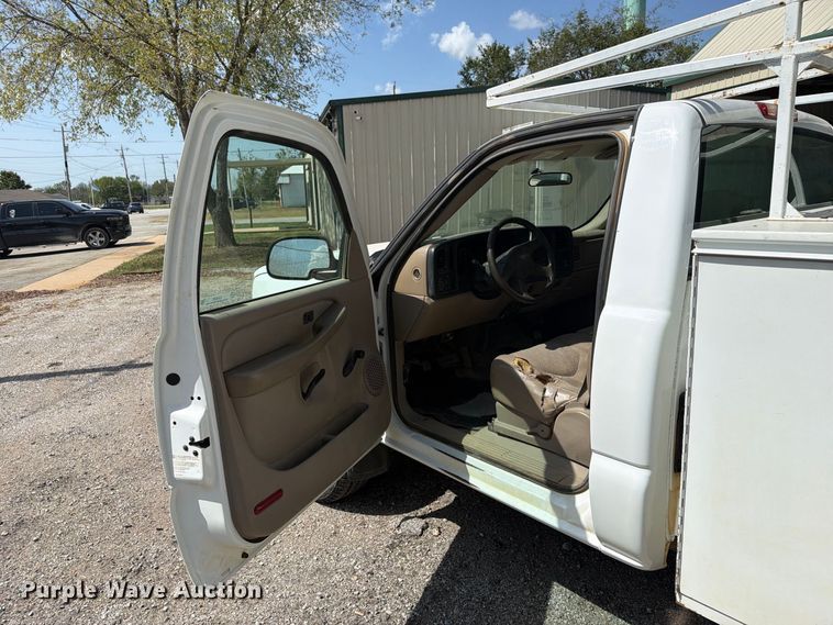 image for item EX4282 2004 Chevrolet Silverado 2500HD utility bed pickup truck