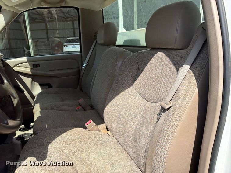 image for item EX4282 2004 Chevrolet Silverado 2500HD utility bed pickup truck