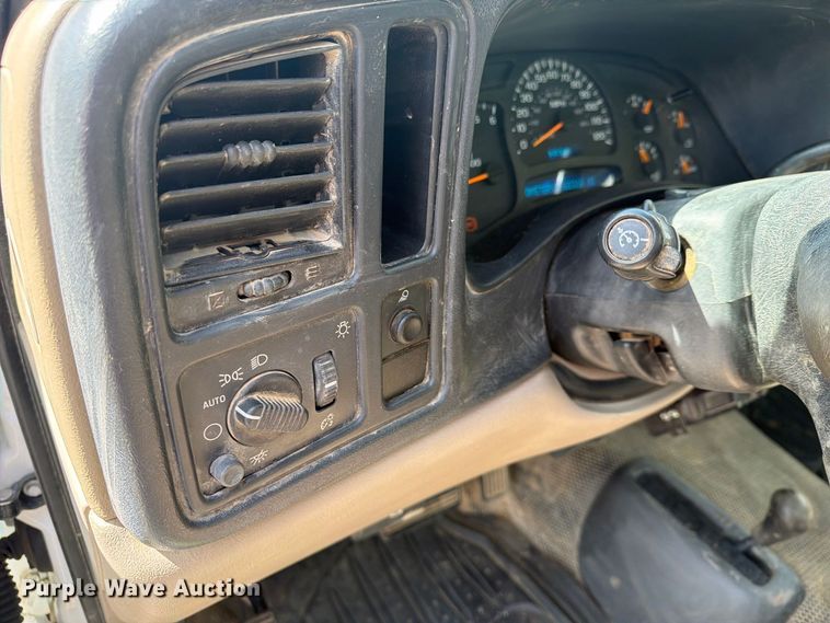 image for item EX4282 2004 Chevrolet Silverado 2500HD utility bed pickup truck